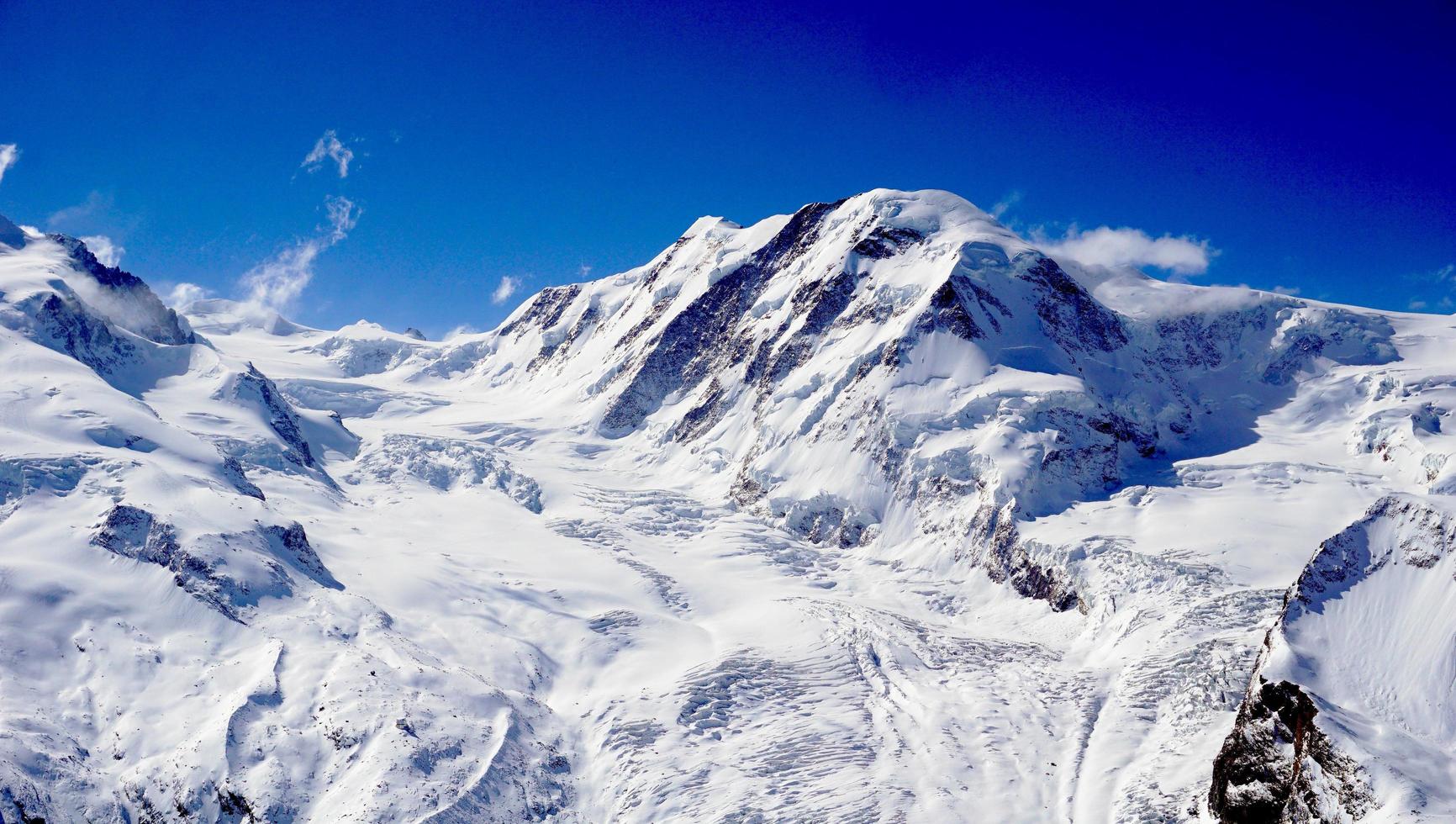 montanhas de alpes de neve e céu azul foto