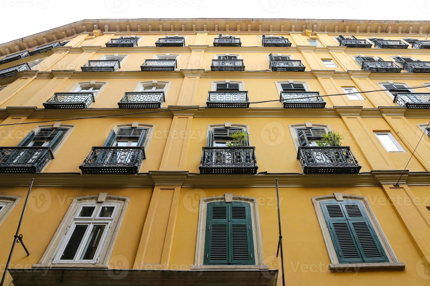 edifício antigo amarelo em Istambul, Turquia foto