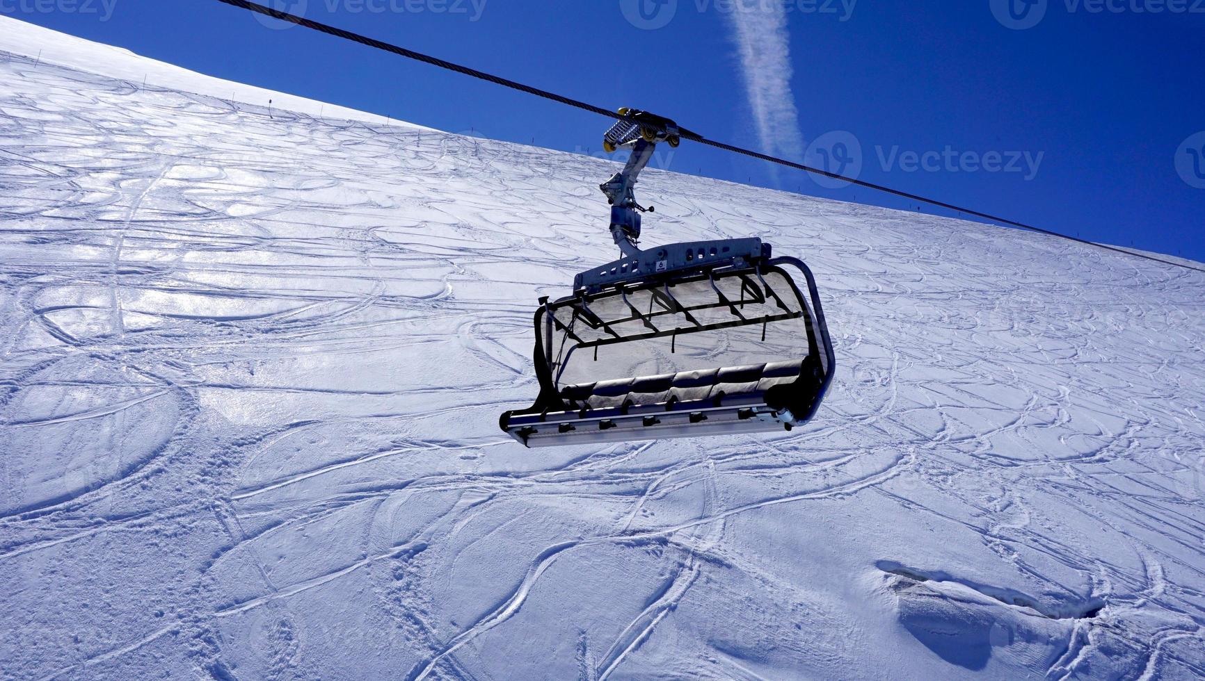 teleférico de esqui vazio em montanhas de neve titlis foto