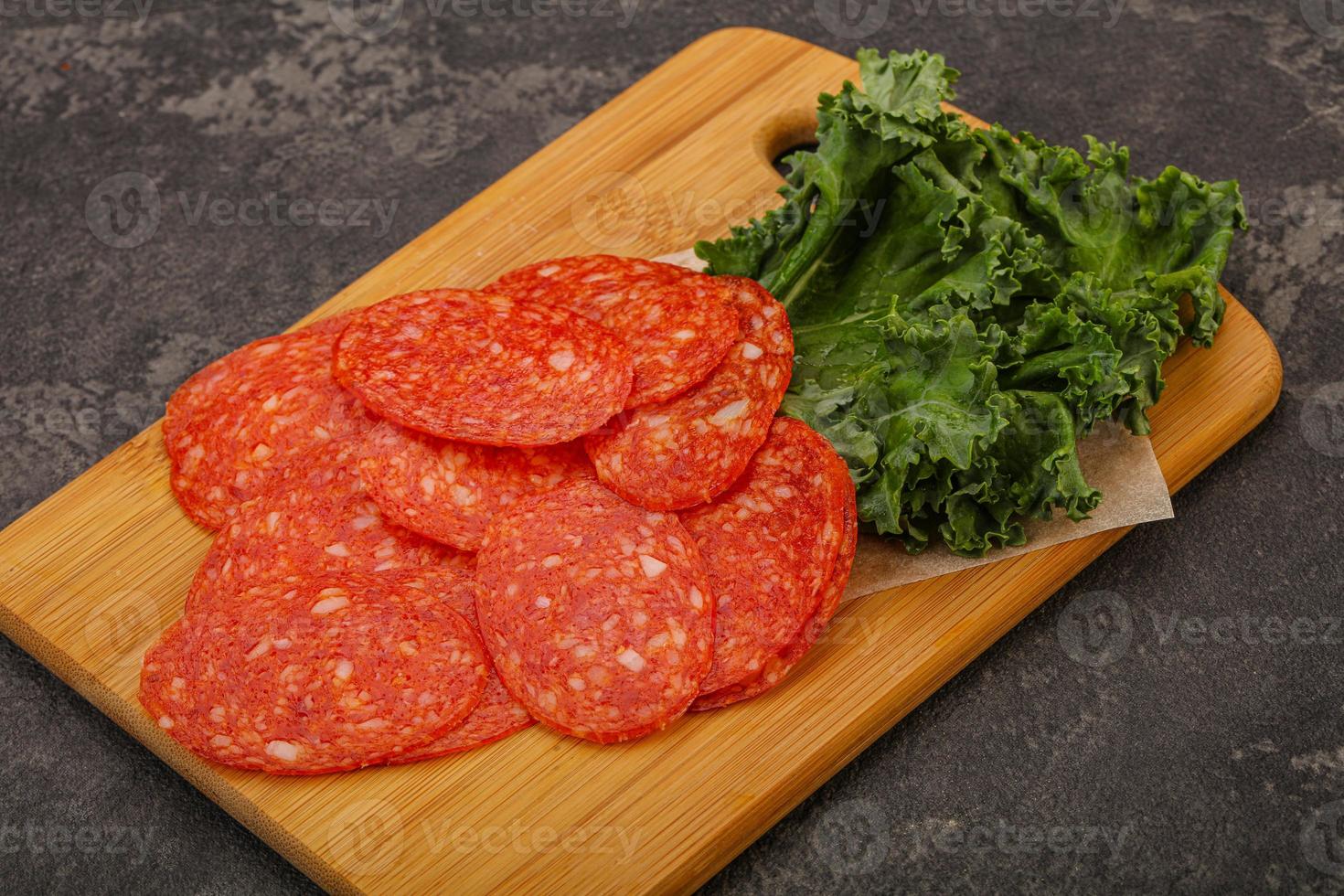 fatias de salsicha de pepperoni italiana foto