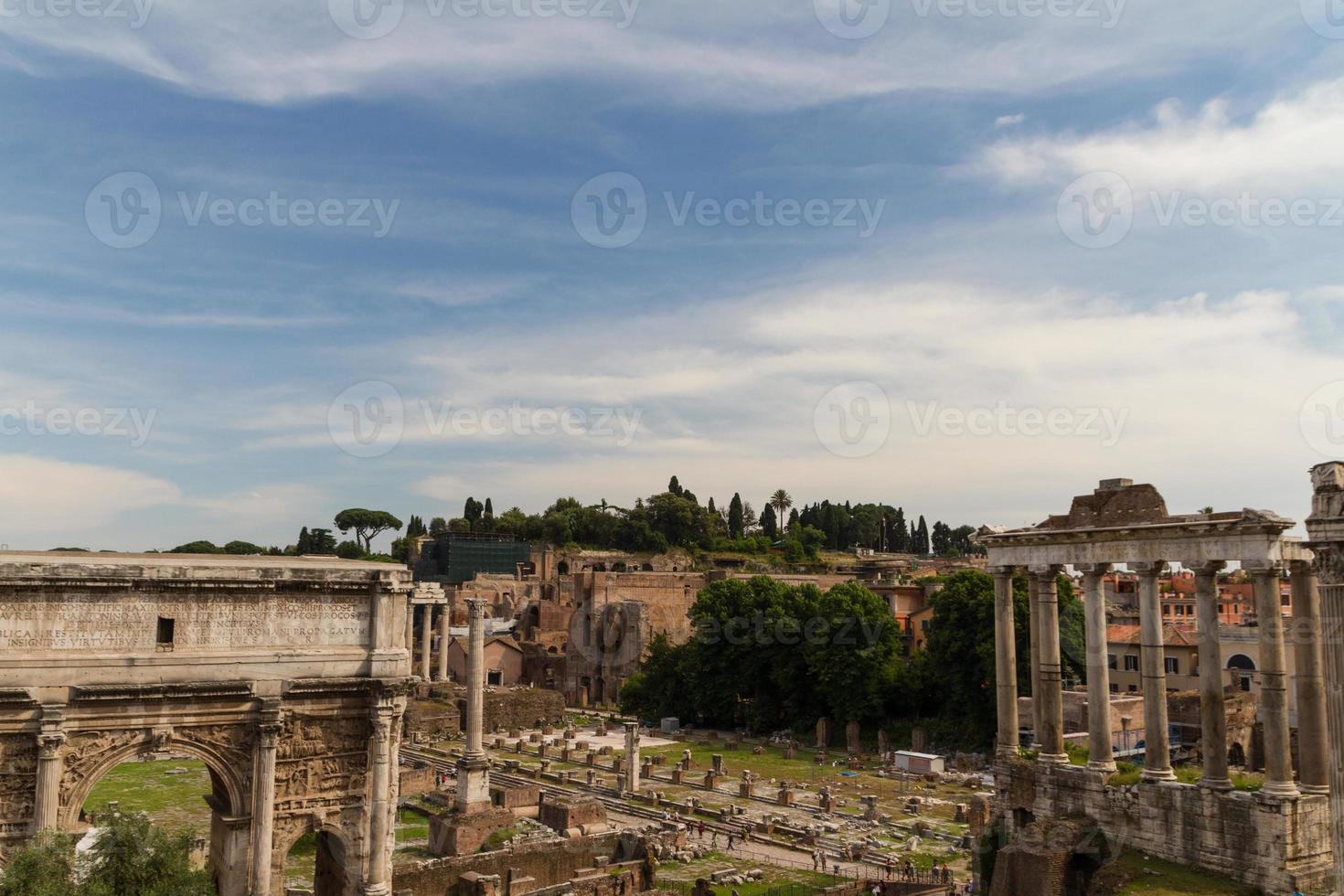 construindo ruínas e colunas antigas em roma, itália foto