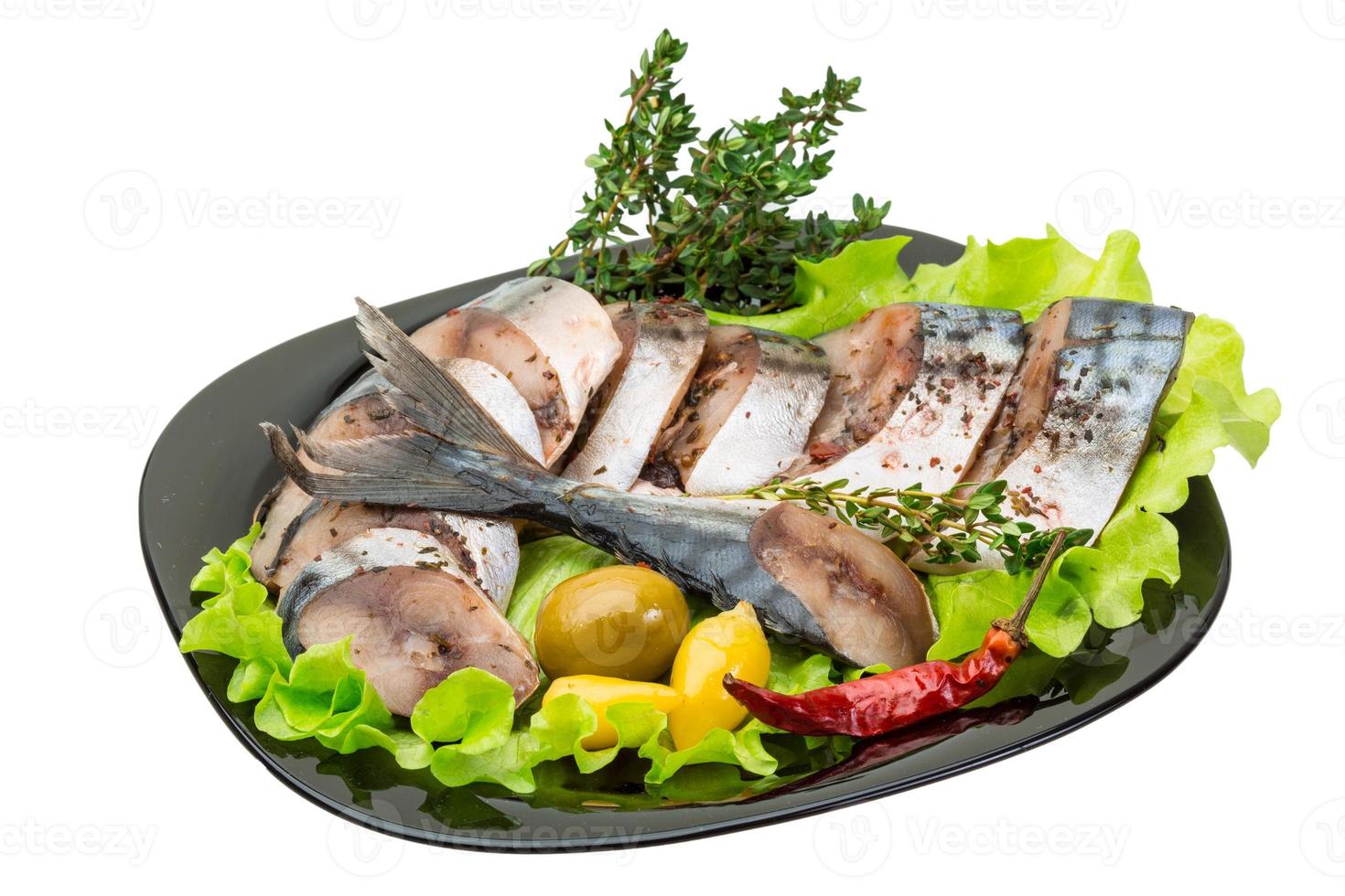 peixe cavala, fatiado em um prato com alface foto