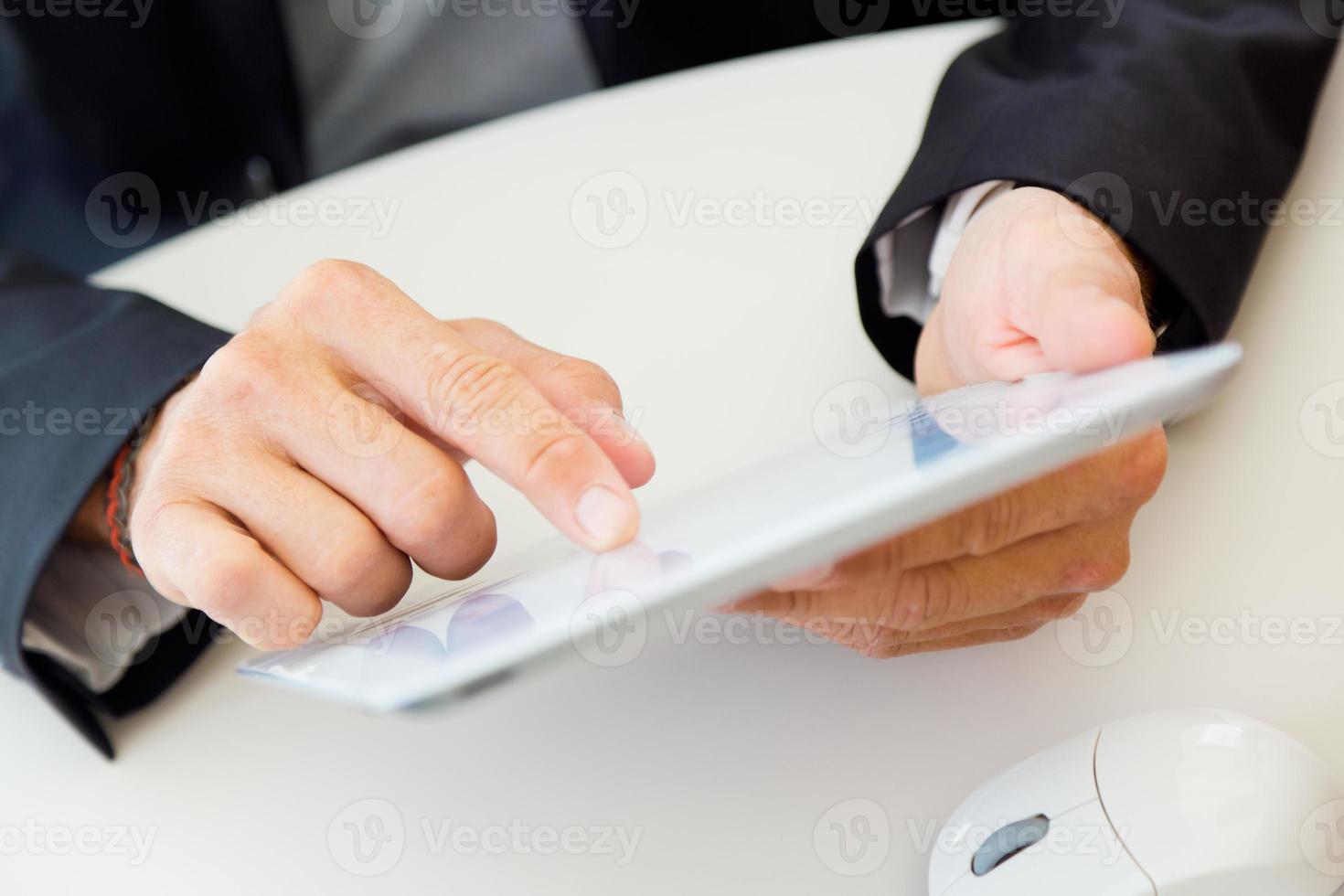 dedo de empresário, apontando para a tela de um tablet digital. foto