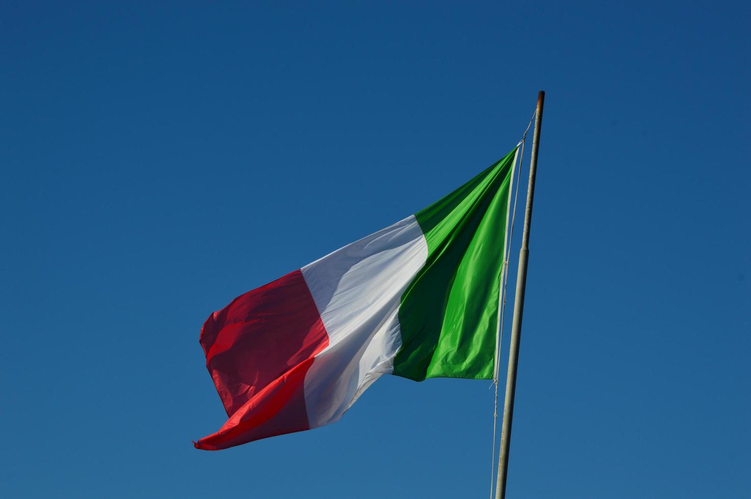 bandeira italiana ao vento foto