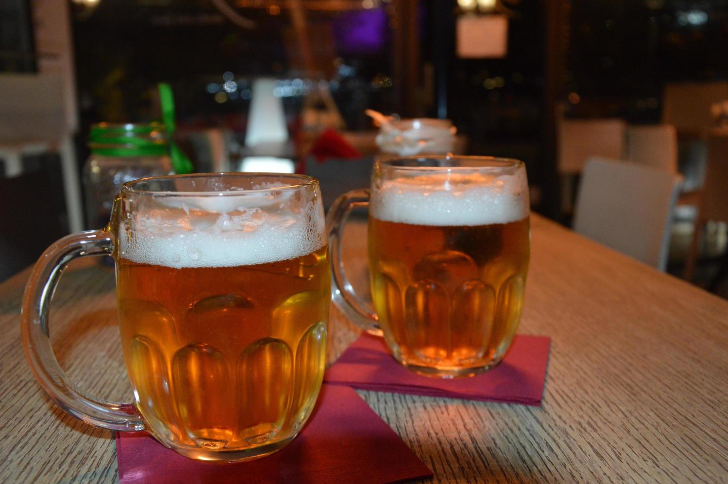 copos de cerveja em uma mesa foto