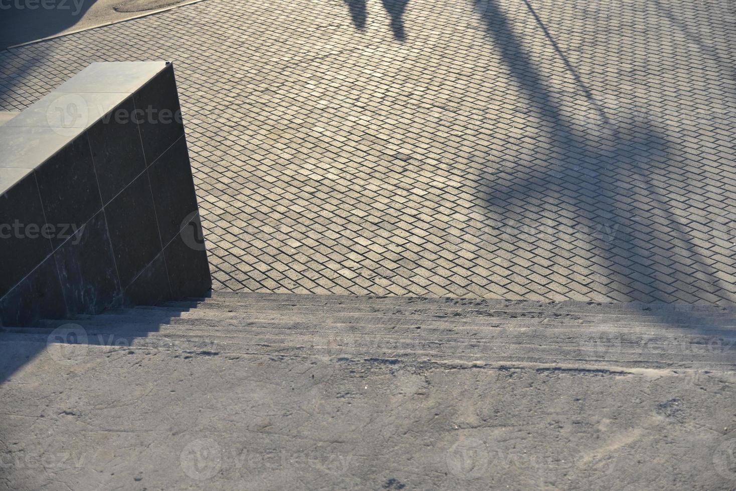 grande escadaria de pedra em um grande edifício no verão foto