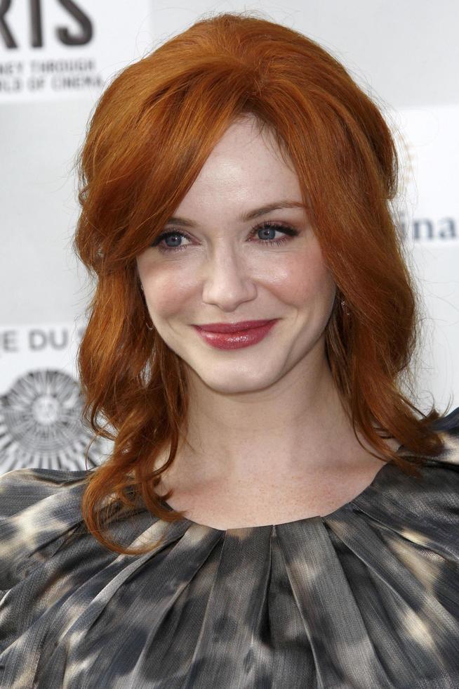 los angeles, 25 de setembro - christina hendricks chegando ao iris, uma viagem pelo mundo do cinema pelo cirque du soleil estreia no teatro kodak em 25 de setembro de 2011 em los angeles, ca foto