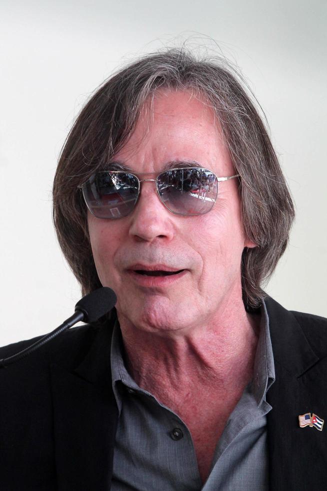 los angeles, 27 de agosto - jackson browne no joe smith star na calçada da fama de hollywood no edifício de registros da capital em 27 de agosto de 2015 em los angeles, ca foto