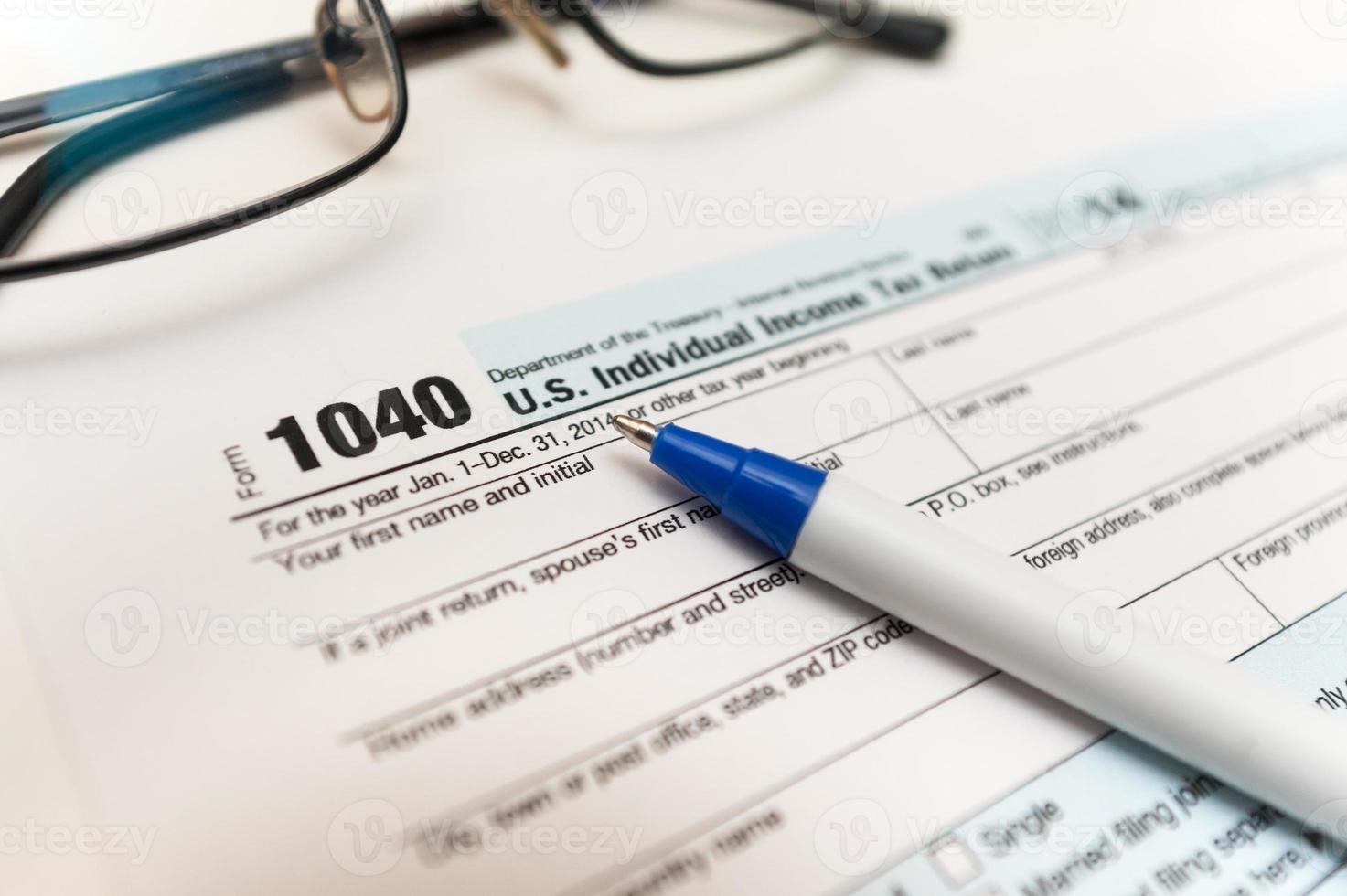 1040 formulário de declaração de imposto individual close-up e óculos foto