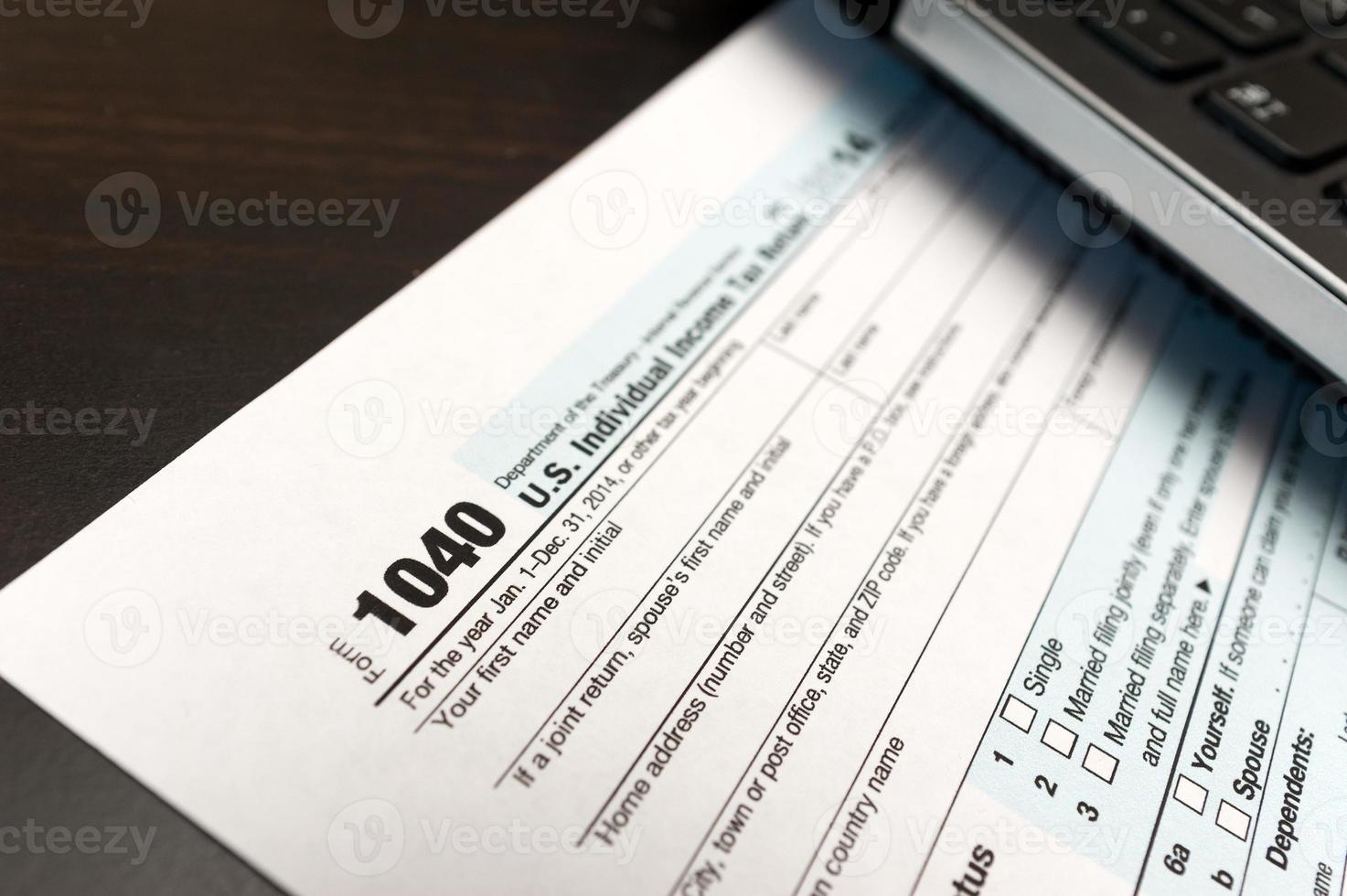 Formulário de declaração de imposto individual 1040 close-up com computador portátil foto