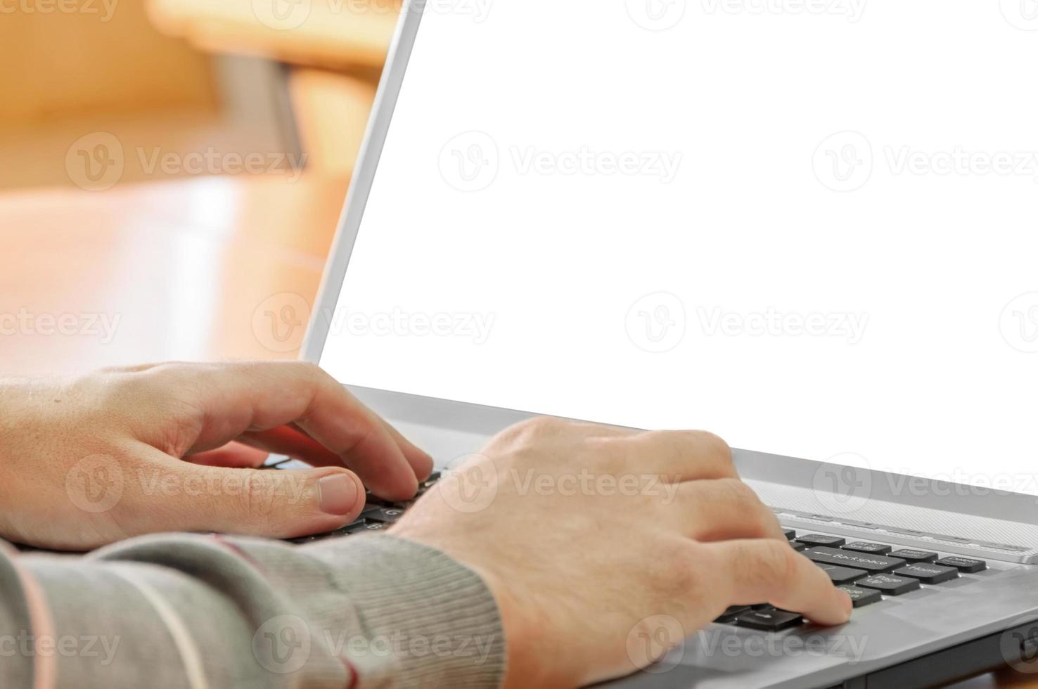 closeup de homem mãos no laptop foto