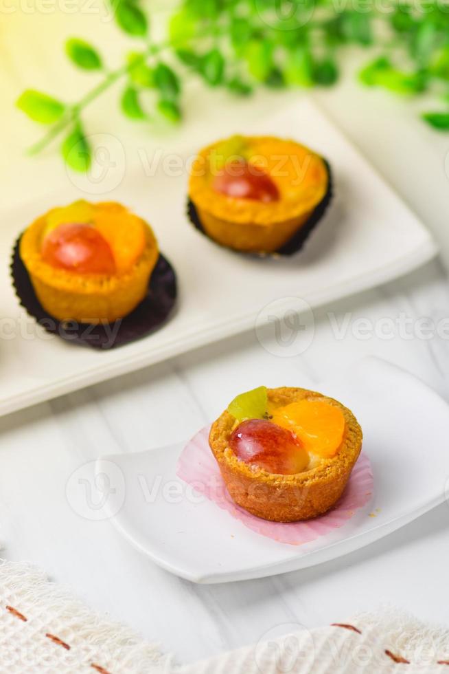 diversos deliciosos bolos coloridos caseiros foto