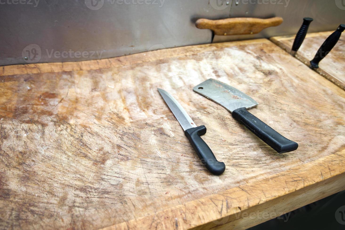 faca de açougueiro na tábua no supermercado foto