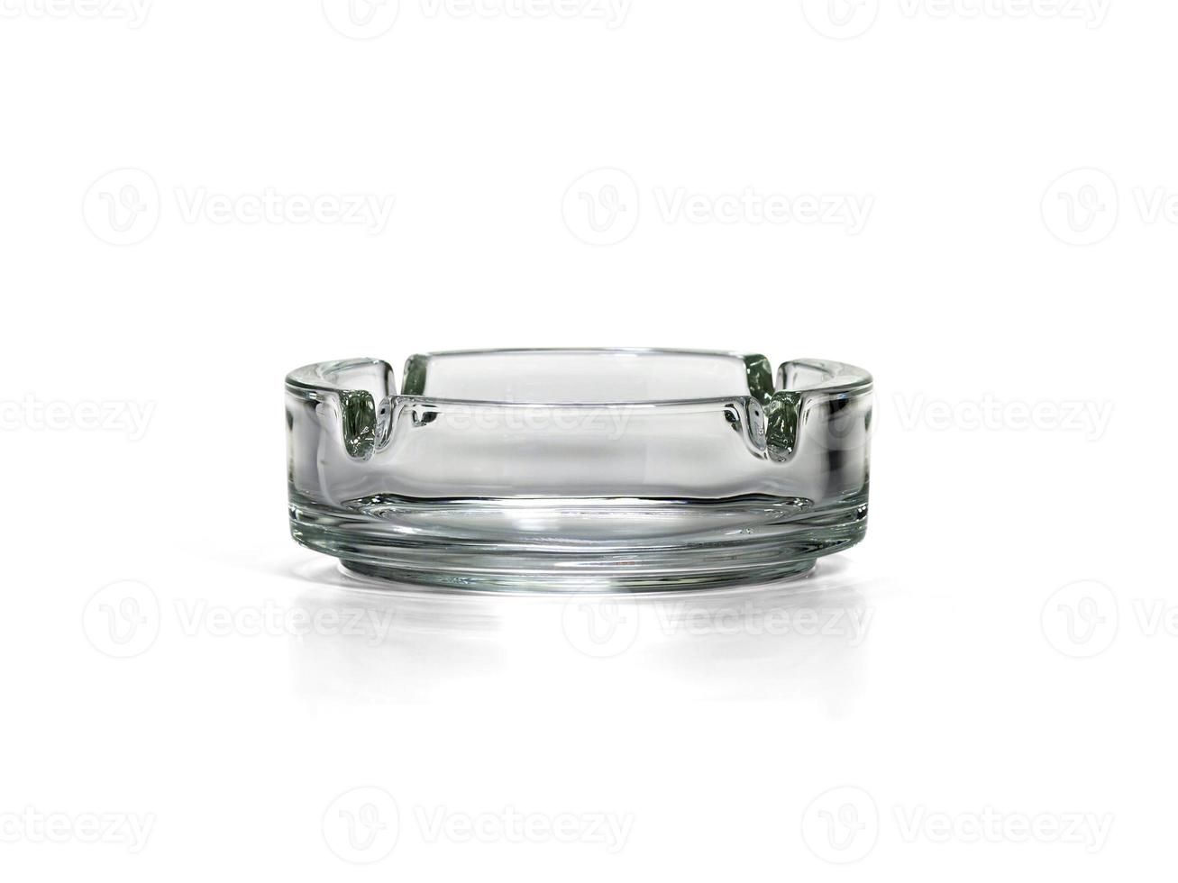 cinzeiro de vidro isolado em branco foto