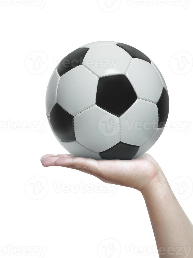 mão humana segurando uma bola de futebol isolada em um fundo branco foto