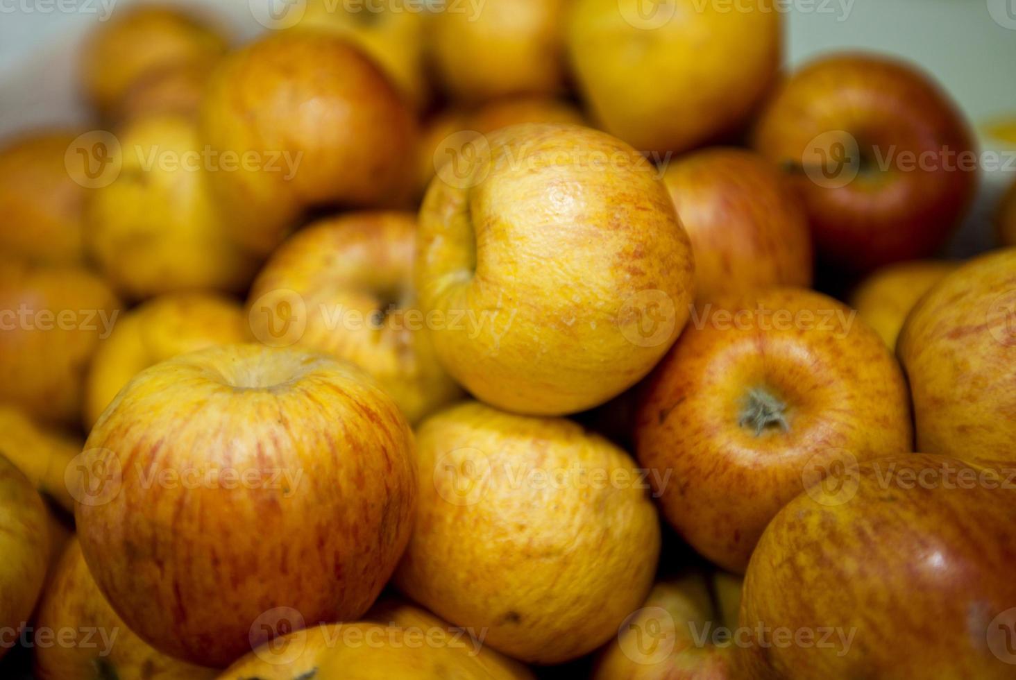 close-up de maçãs na mercearia foto