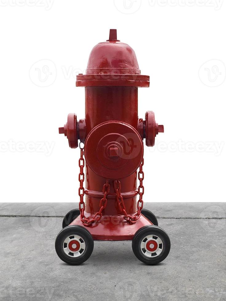 água fluindo de um hidrante vermelho aberto. isolado no fundo branco foto