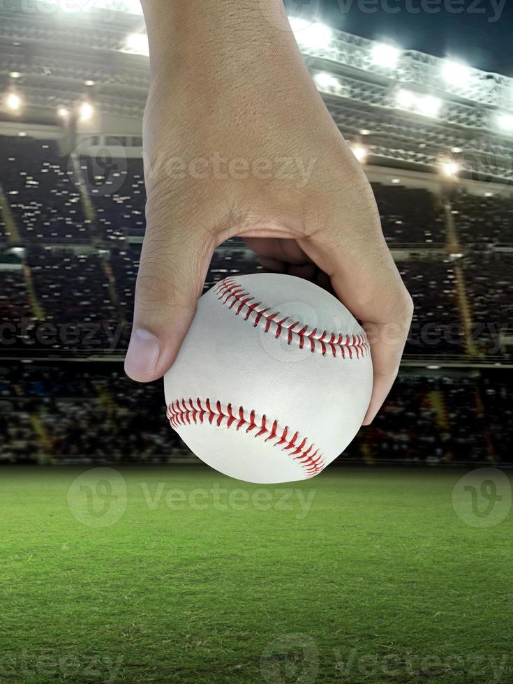 beisebol na mão, no estádio de beisebol profissional foto