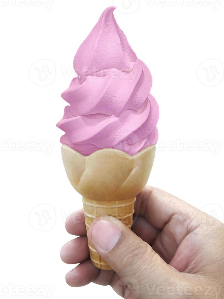 uma mão de homem segurando uma casquinha de sorvete em um fundo branco foto