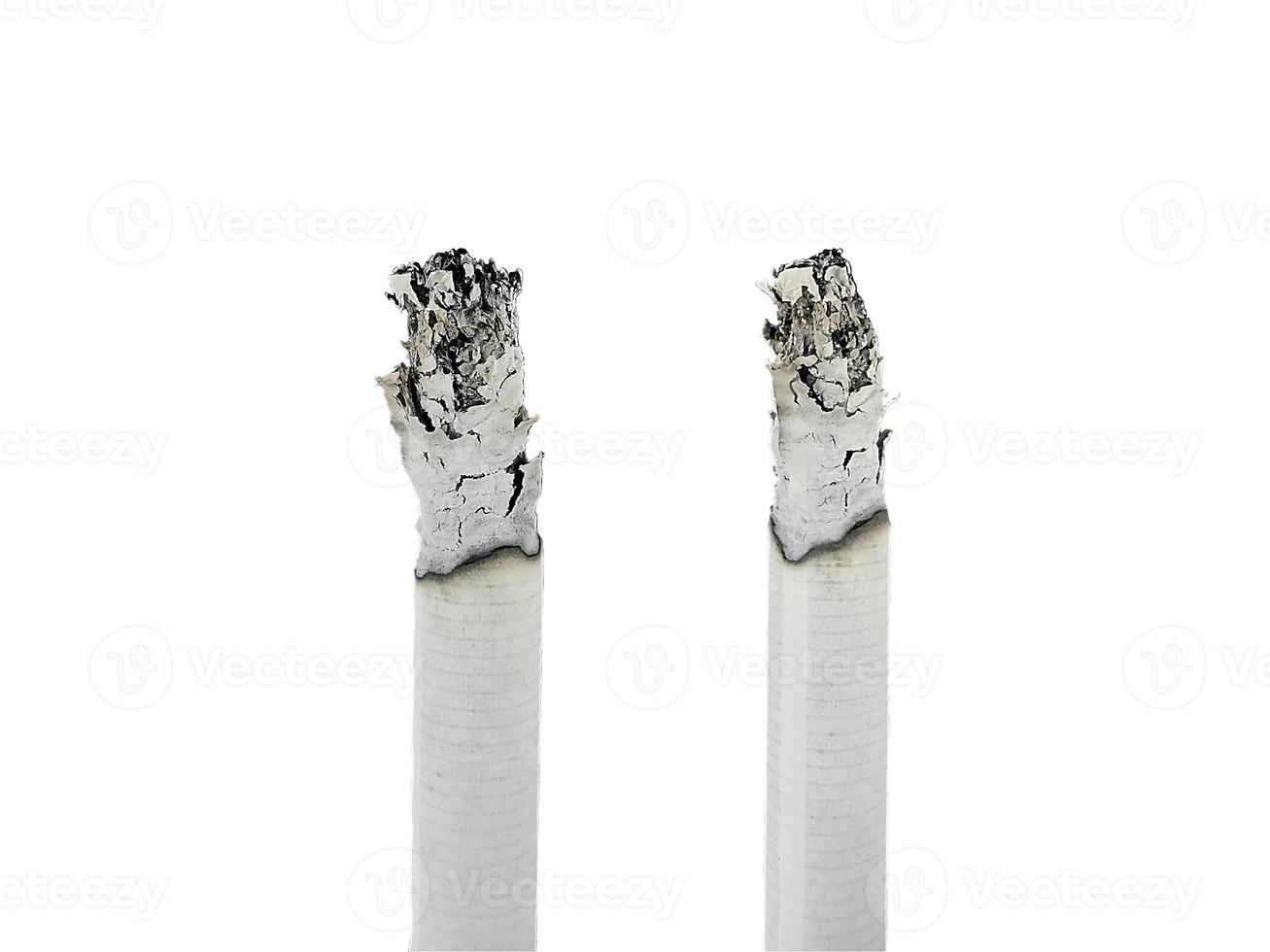 o cigarro isolado em um fundo branco foto