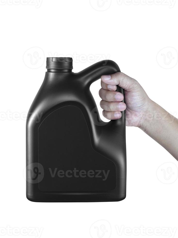 uma vasilha com óleo de motor em uma mão isolada no fundo branco foto