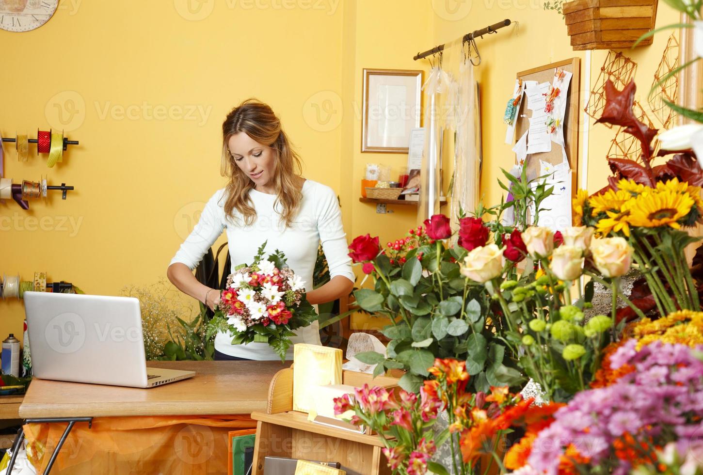 uma florista feminina no trabalho em sua loja foto