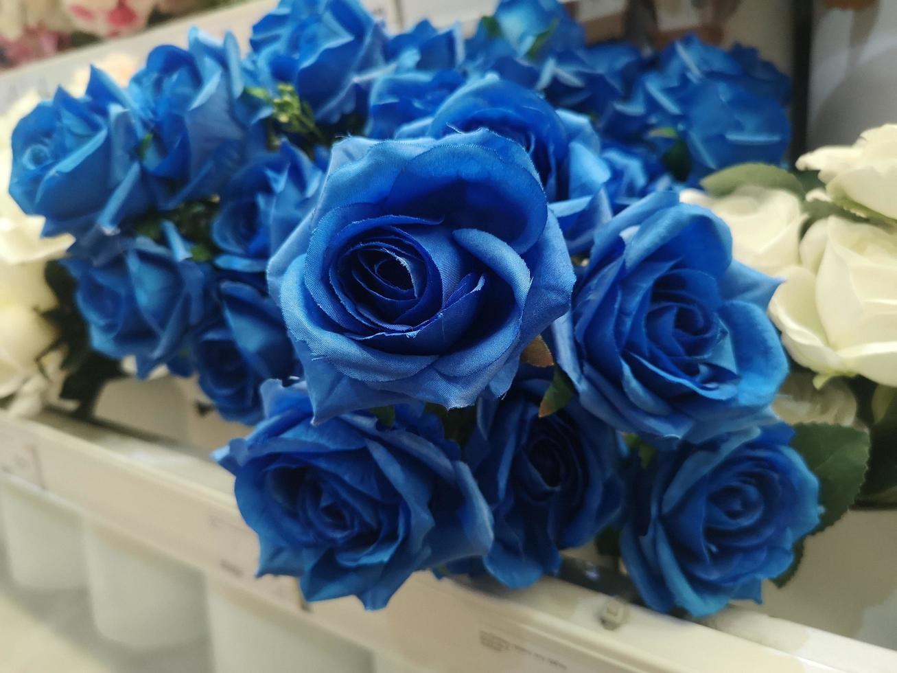 rosa azul escuro feito à mão lindo buquê artificial flores decoração fundo ornamental em cor de tom clássico vintage para cartão de saudação ou projeto de evento de celebração retrô, feito de tecido foto