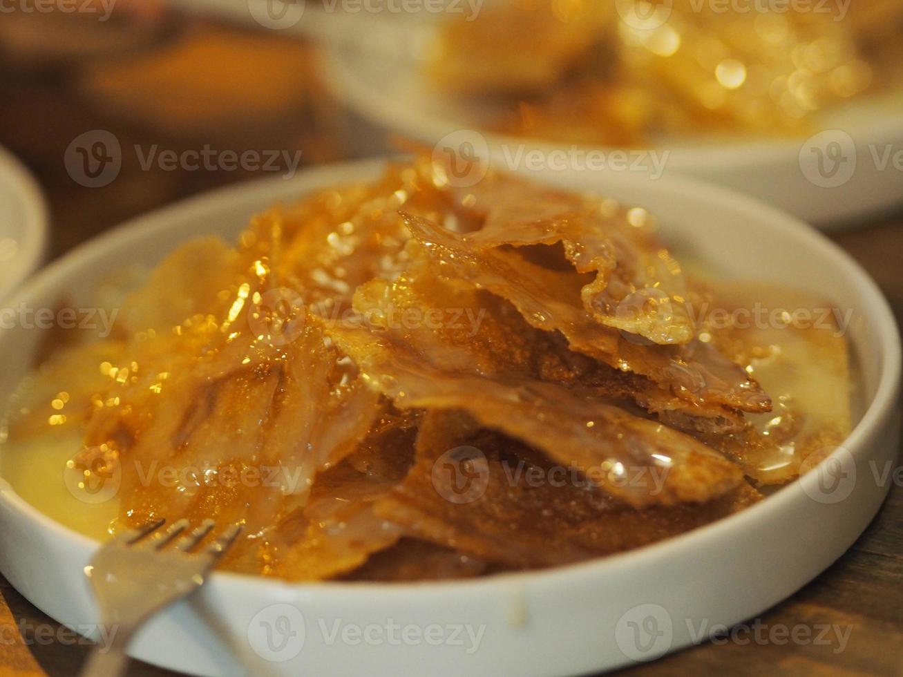 roti crocante com leite condensado em prato branco, sobremesa lanche comida doce foto