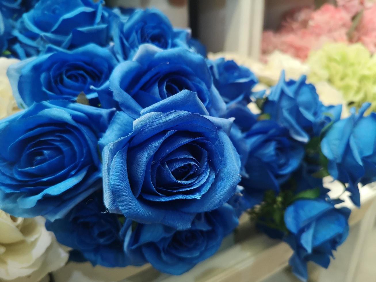 rosa azul escuro artesanal lindo buquê artificial flores decoração fundo ornamental em cor de tom clássico vintage para cartão de saudação ou projeto de evento de celebração retro, dia dos namorados, amor foto