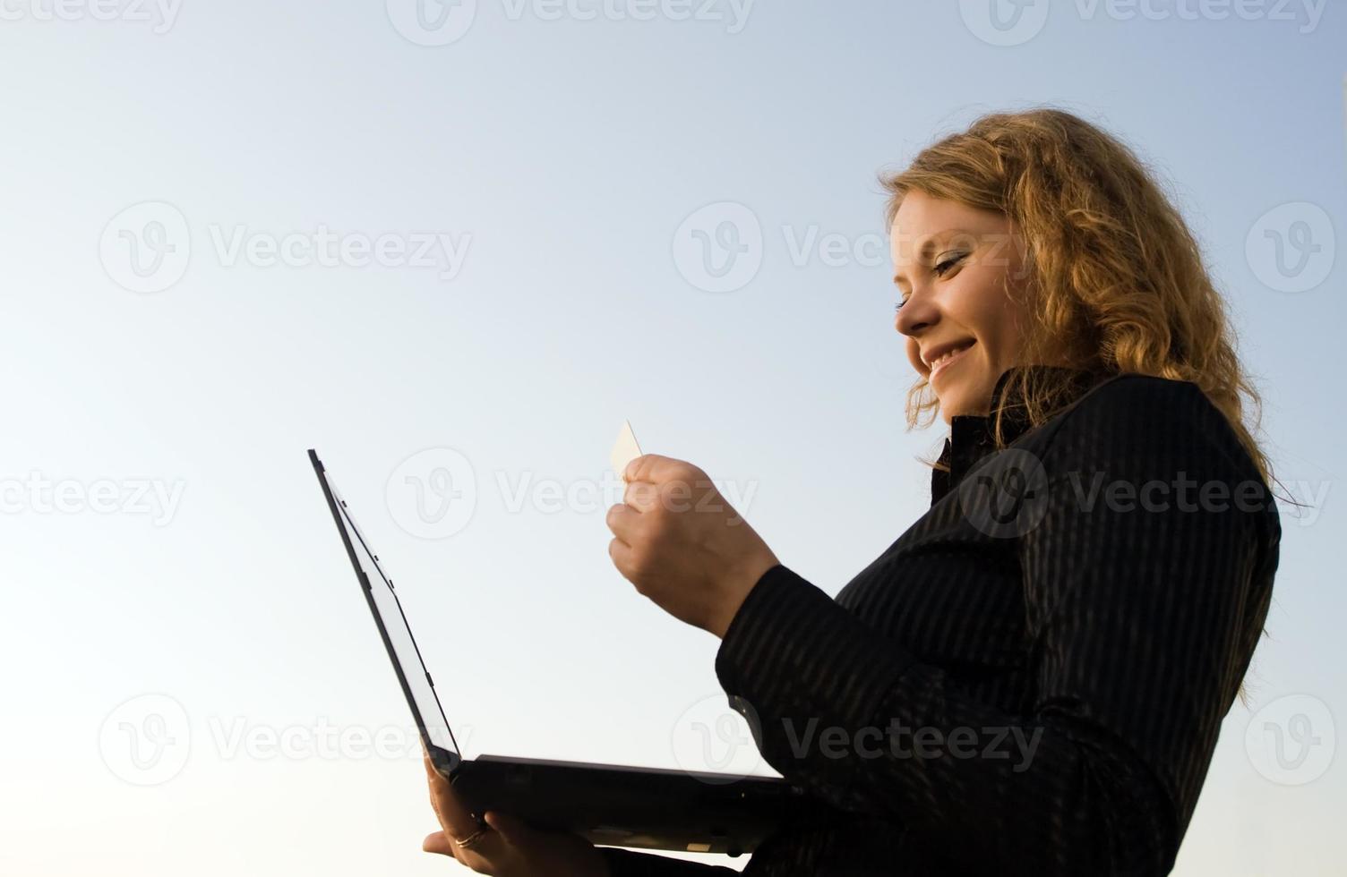 mulher fazendo compras na internet no laptop foto