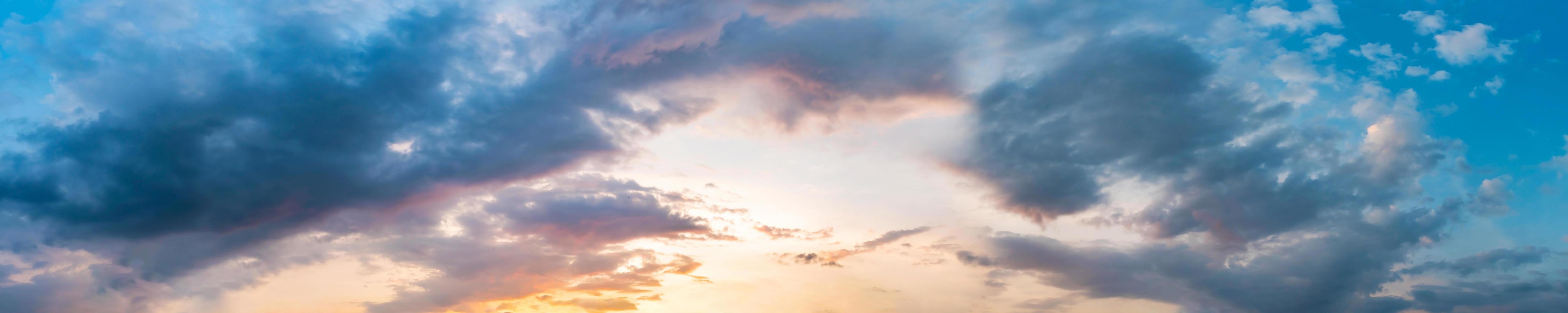 céu dramático panorama com nuvem na hora do nascer e do pôr do sol. foto