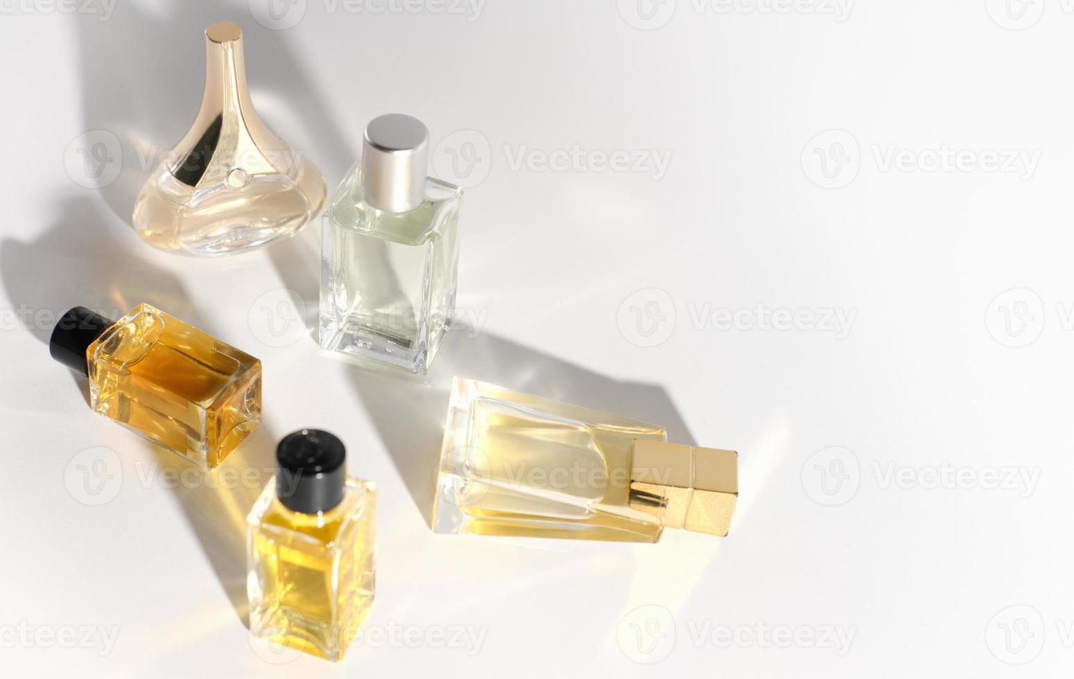 frascos de perfume em um fundo branco. frascos de fragrância de tamanho de viagem foto