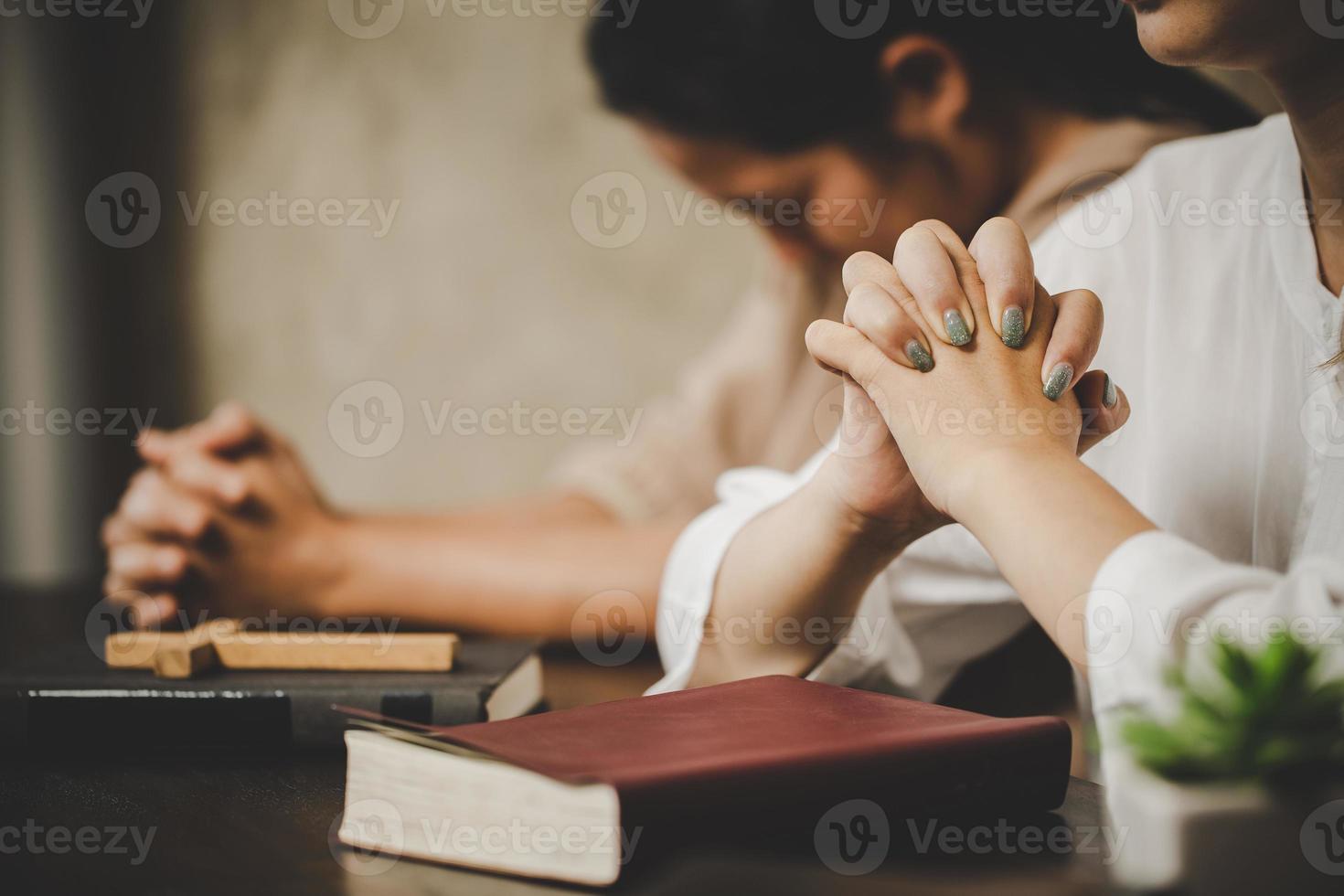 duas mulheres orando adoração acreditar foto