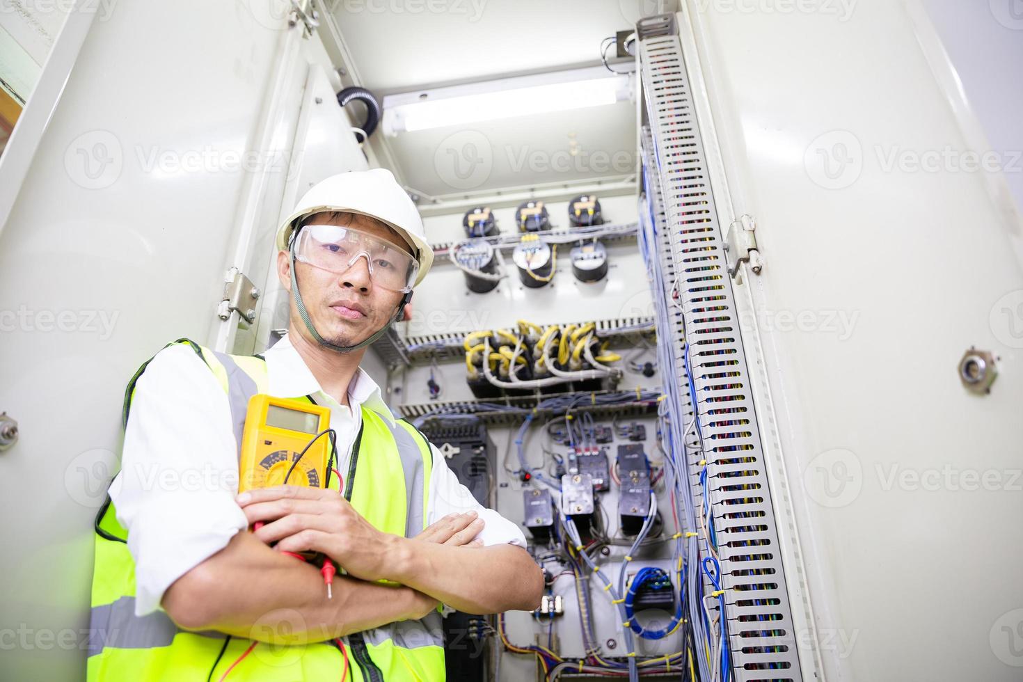 equipe de engenheiro elétrico trabalhando no painel de controle frontal, trabalho de treinamento de engenheiro com painel de controle na sala de serviço. foto