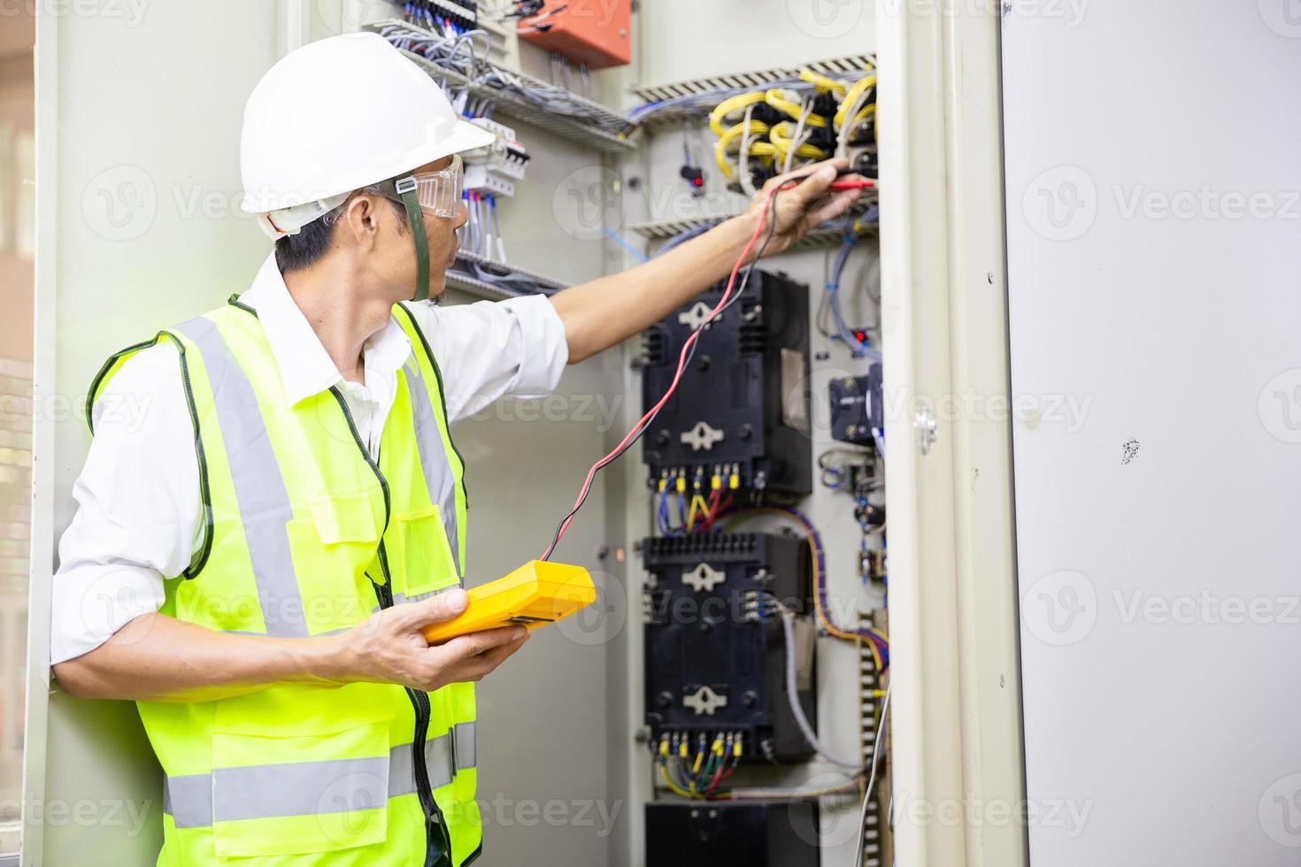 homem de engenharia elétrica foto