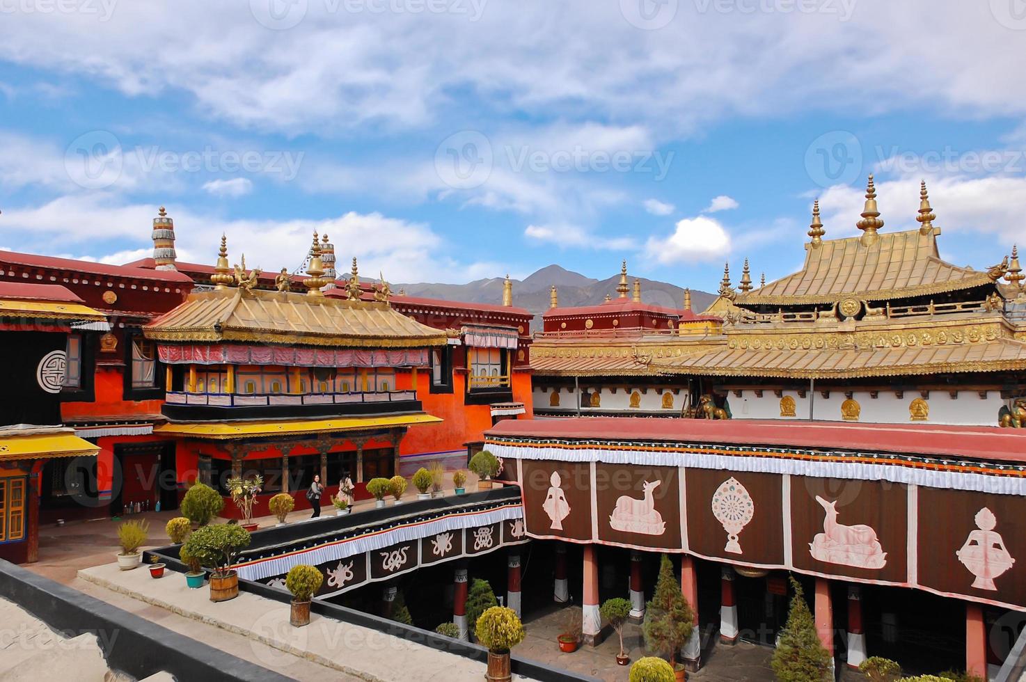 vista do templo jokhang do telhado em lhasa, tibete. foto tirada em 12 de abril de 2009.