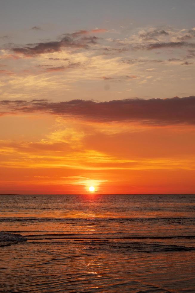 belo pôr do sol sobre o oceano. conceito de paisagem marinha e cloudscape foto