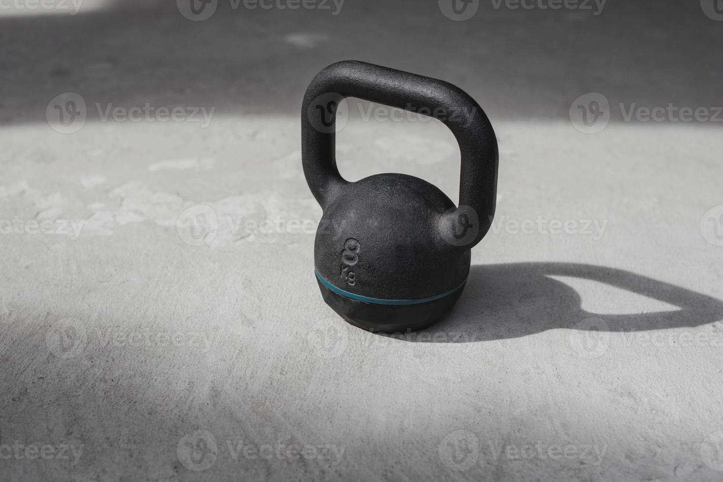 kettlebell no chão. peso de kettlebell, equipamentos de ginástica. foto