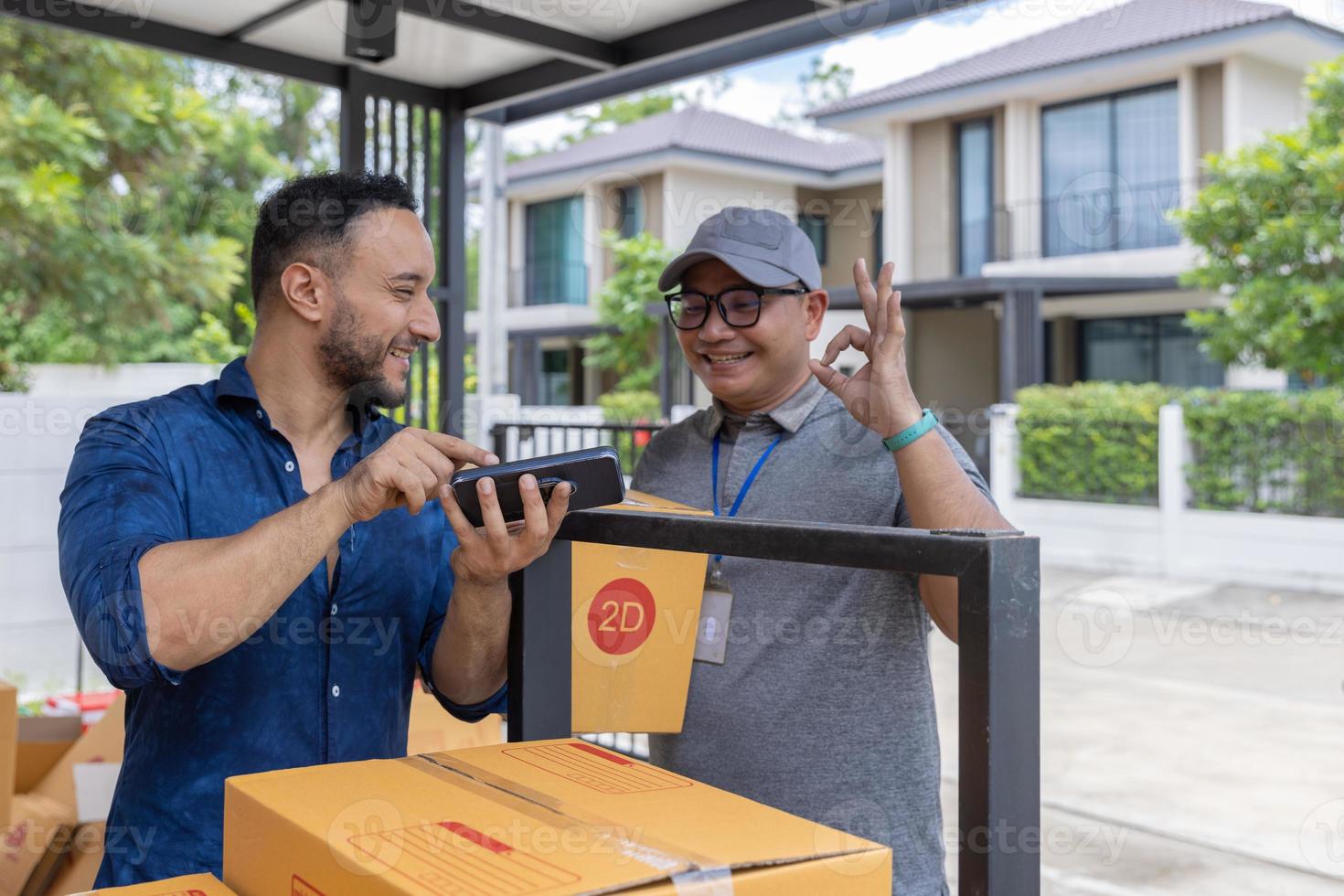 dois homens verificam caixas de papelão, levando coisas para uma nova casa. foto