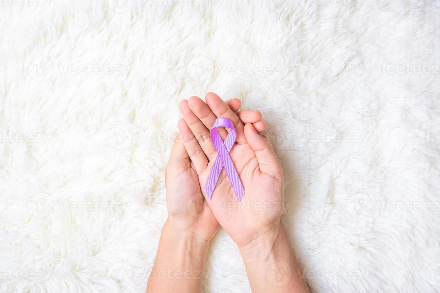 dia mundial do câncer. fita roxa de lavanda mão hoy de mulher para apoiar as pessoas que vivem e estão doentes. cuidados de saúde e conceito médico foto