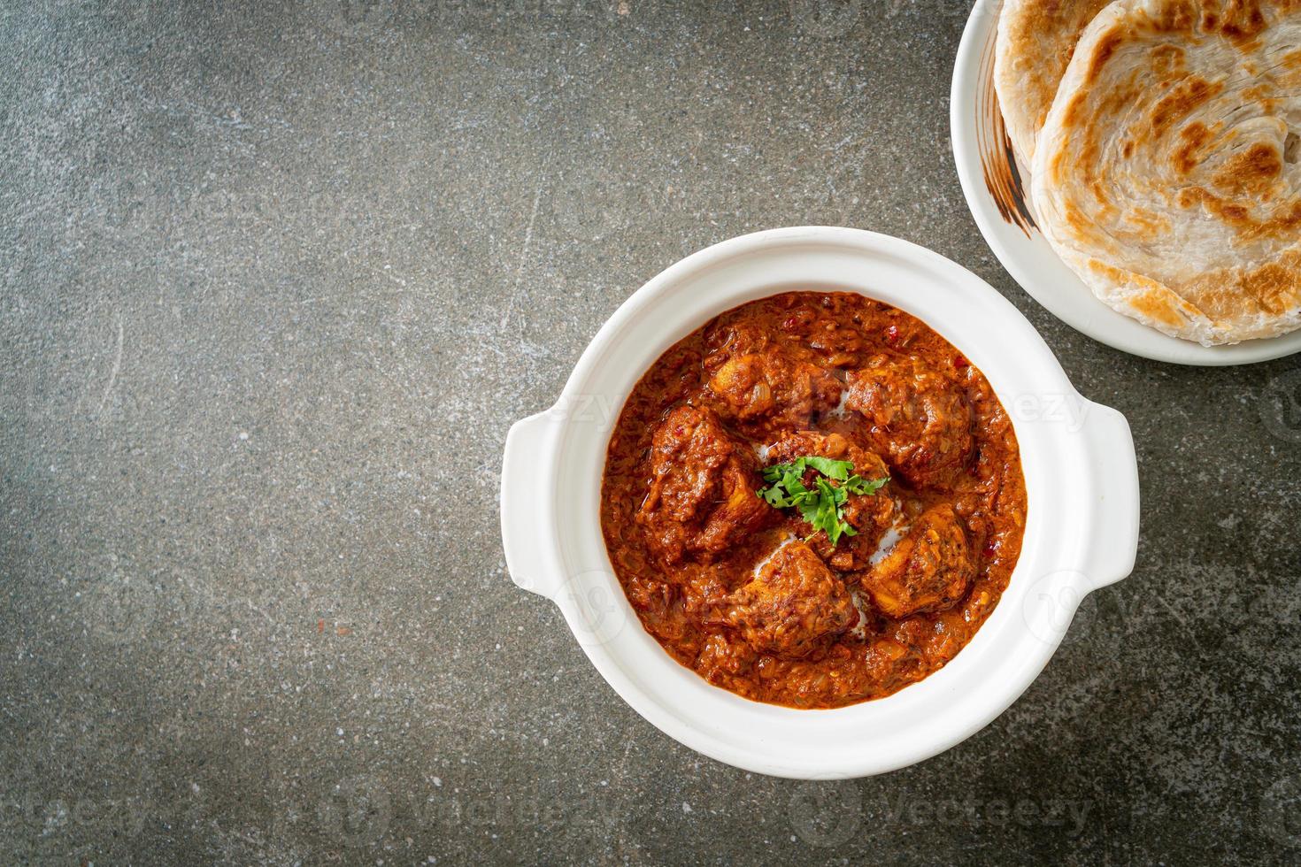 frango tikka masala caril picante comida de carne com pão roti ou naan foto