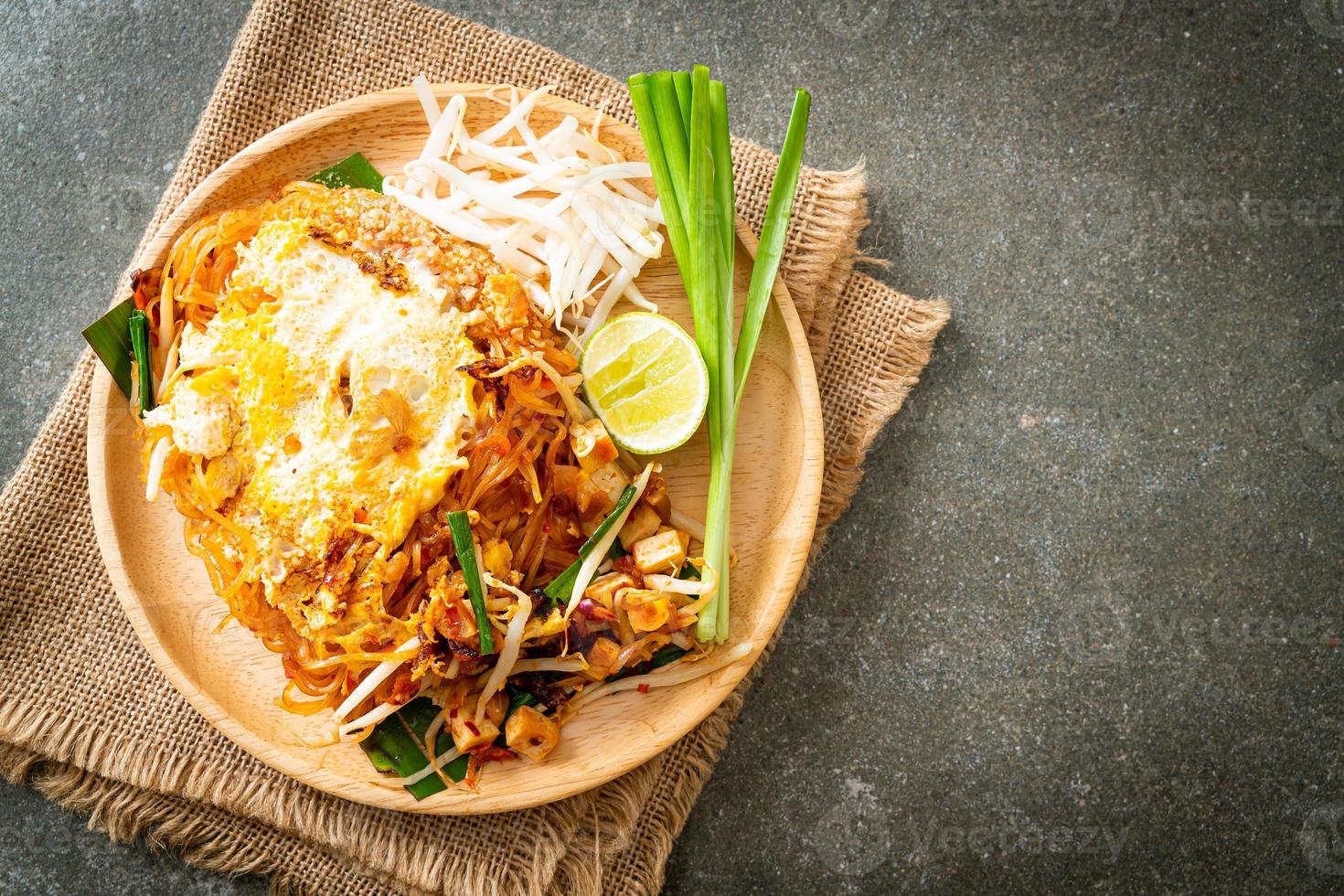 pad thai - mexa macarrão frito em estilo tailandês com ovo foto