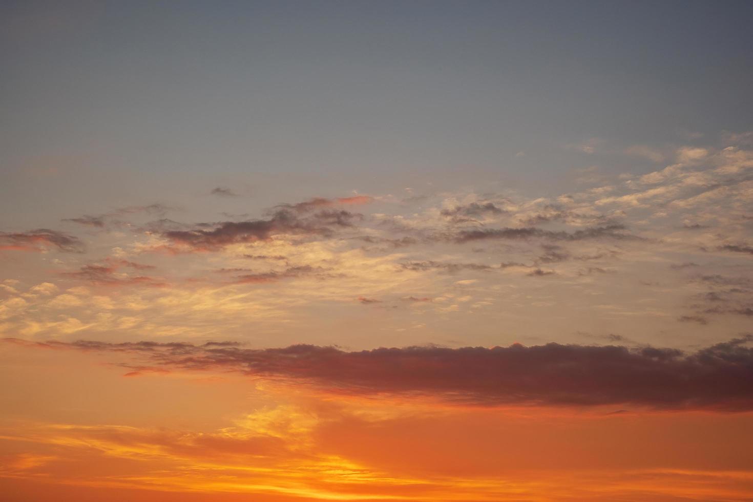 belo pôr do sol e cloudscape. conceito de fundo abstrato e natureza foto