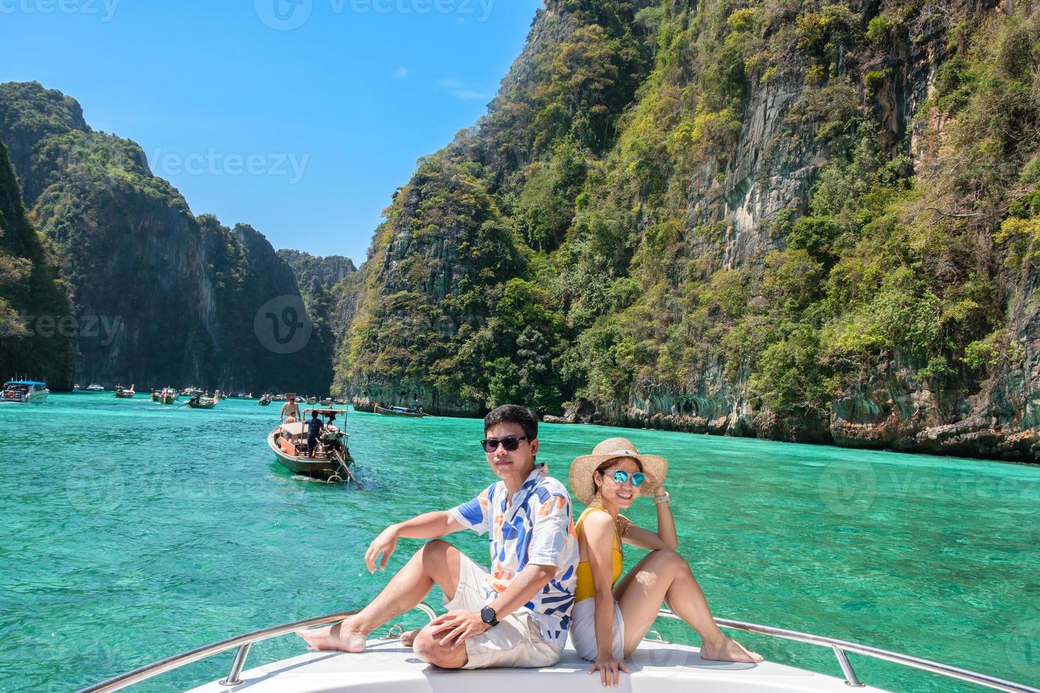 turista de casal em viagem de barco, viajante feliz relaxando na lagoa de pileh na ilha de phi phi, krabi, tailândia. exótico, lua de mel, amor, destino sudeste asiático viagens, férias e conceito de férias foto