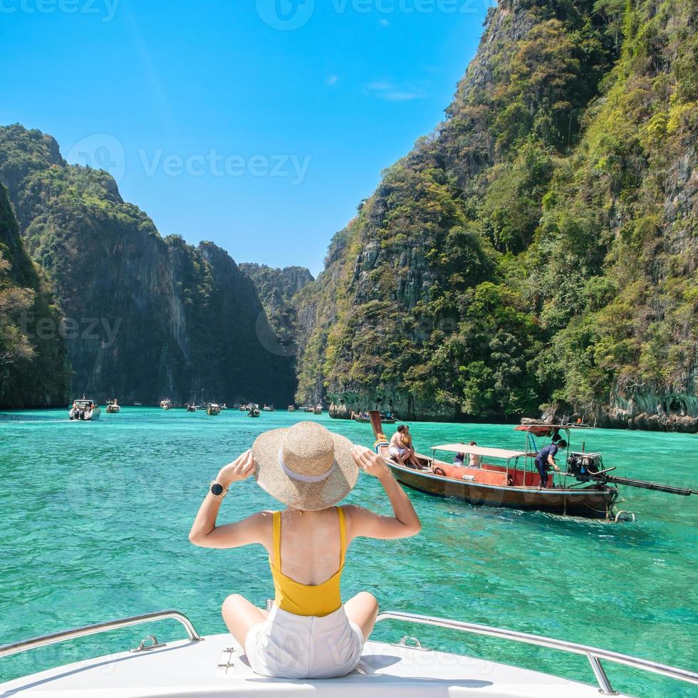 turista de mulher em viagem de barco, viajante feliz relaxando na lagoa de pileh na ilha de phi phi, krabi, tailândia. marco exótico, destino de viagem no sudeste da ásia, férias e conceito de férias foto