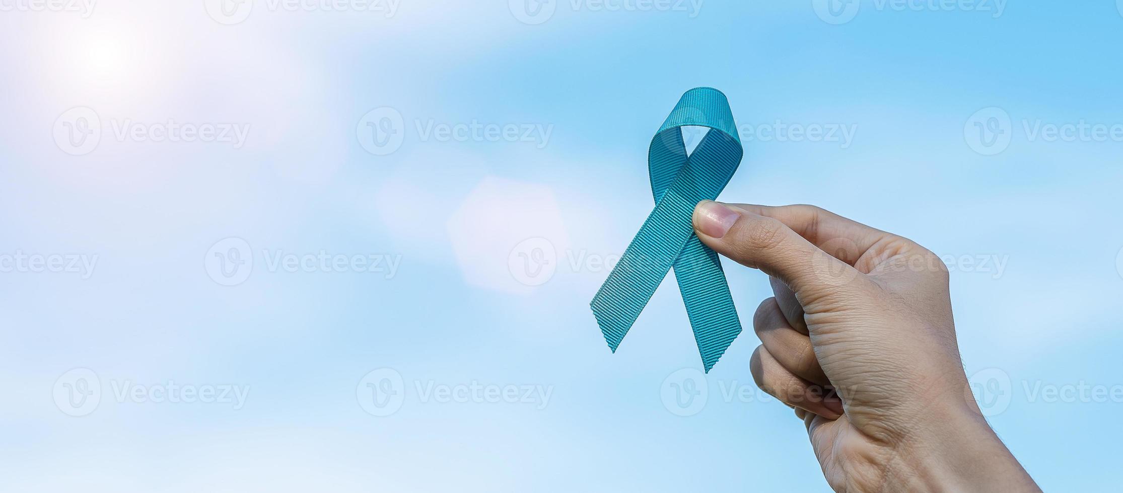 novembro mês de conscientização do câncer de próstata, homem segurando a fita azul clara para apoiar as pessoas que vivem e estão doentes. cuidados de saúde, homens internacionais, pai, dia mundial do câncer e conceito de dia mundial do diabetes foto