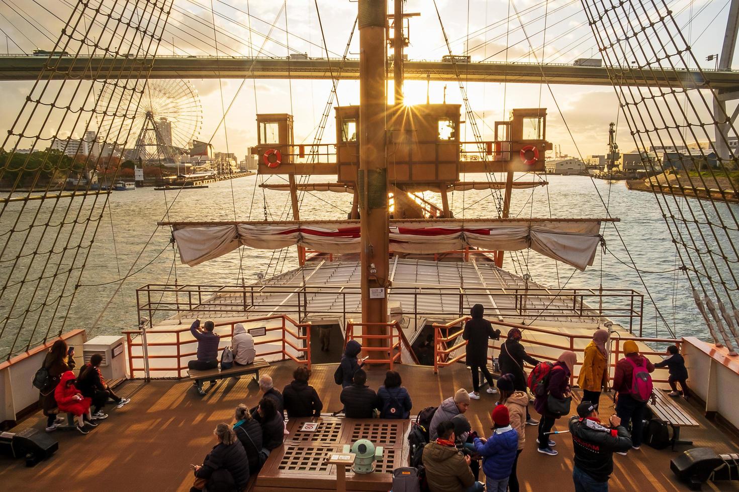 turistas passear no navio de cruzeiro de santa maria ao pôr do sol. osaka, kansai, japão, 28 de novembro de 2019 foto