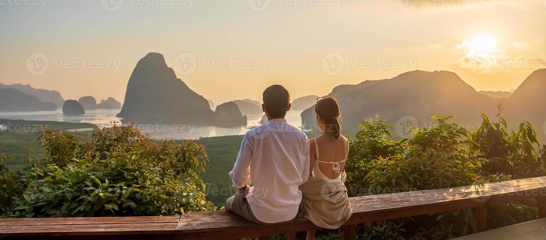 o viajante feliz do casal aprecia o ponto de vista da baía de phang nga, turistas relaxando no mesmo nang ela, perto de phuket, no sul da tailândia. viagem ao sudeste da ásia, viagem, amor, juntos e conceito de férias de verão foto