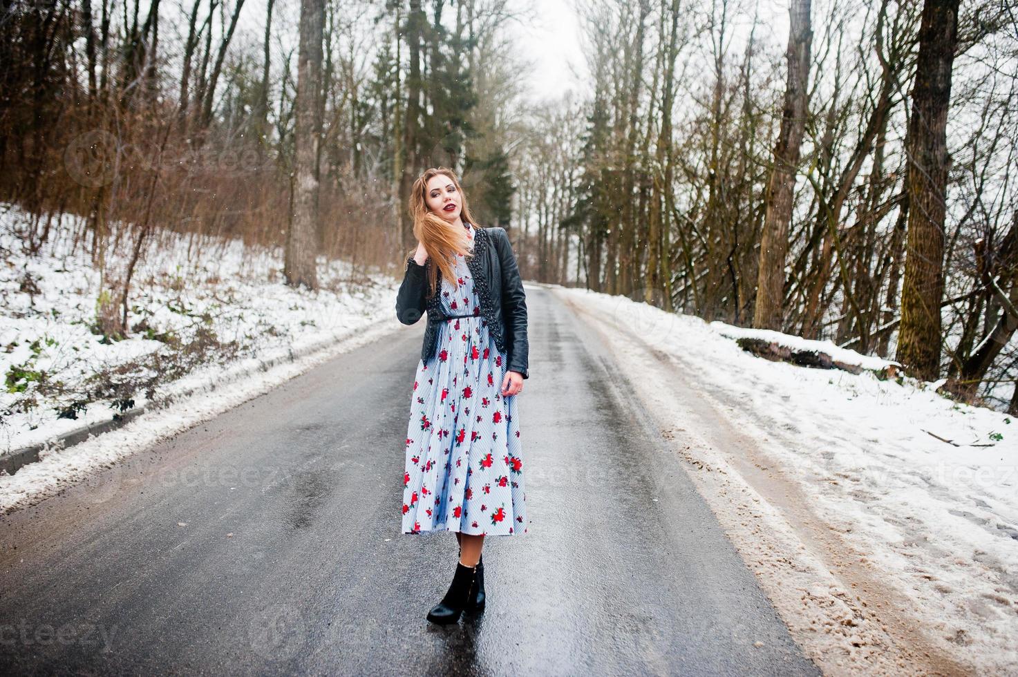 garota elegante na jaqueta de couro em dia de inverno na estrada. foto