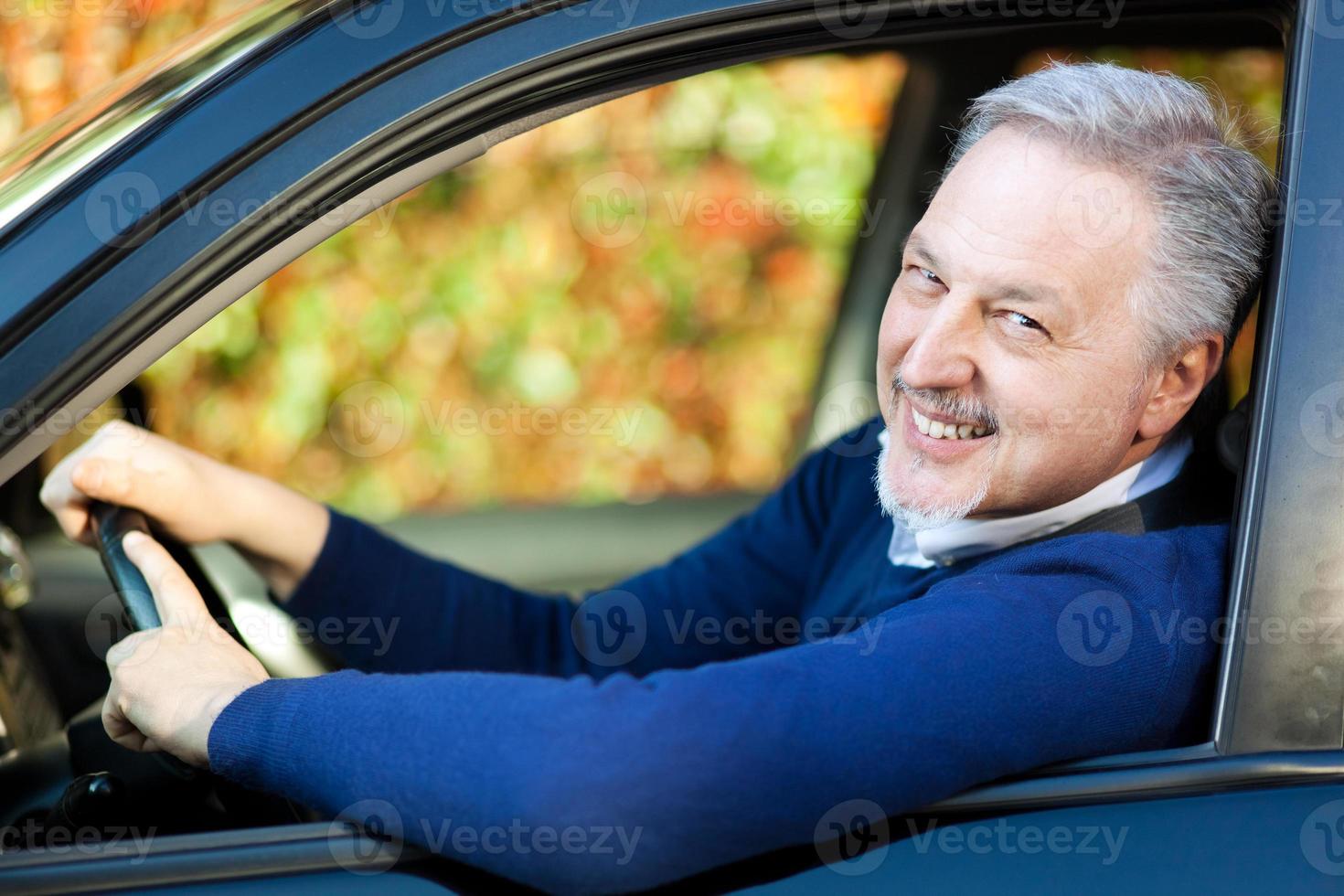 homem dirigindo seu carro foto